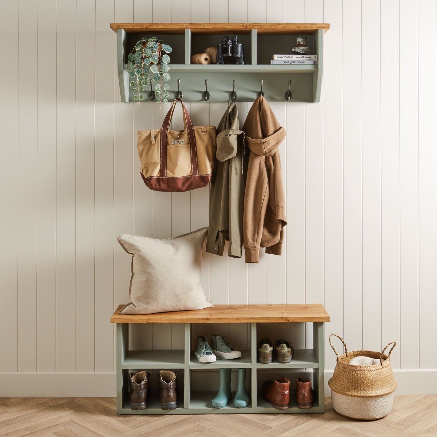 Anpassbare Wandaufbewahrung aus massiver Kiefer mit Garderobenablage: 3 Ablagen