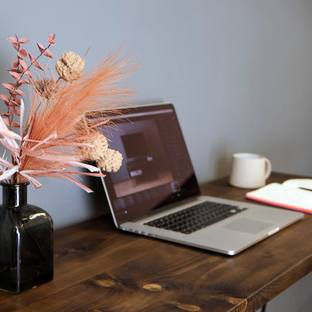 Stehschreibtisch aus Massivholz – Sonderanfertigung