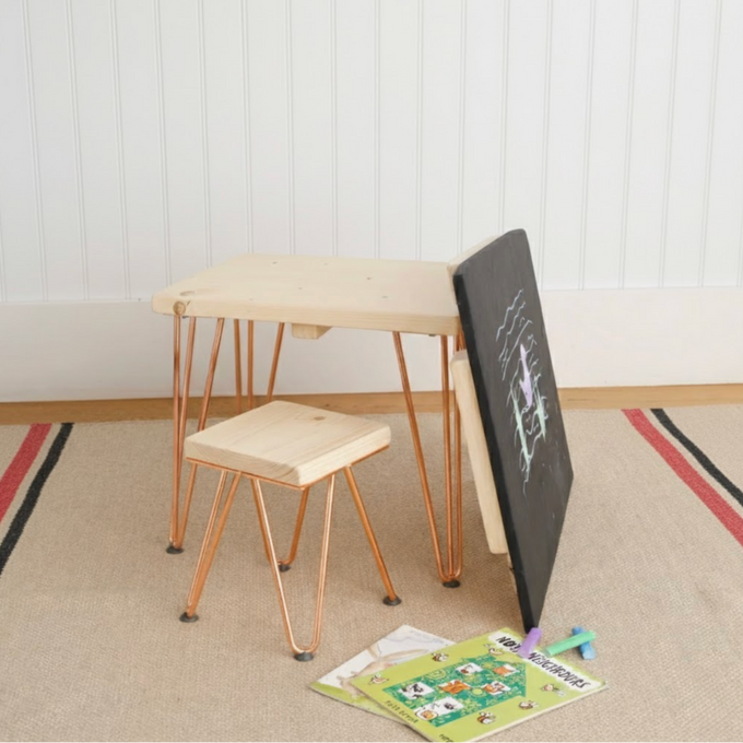 Kindertisch und Stuhl