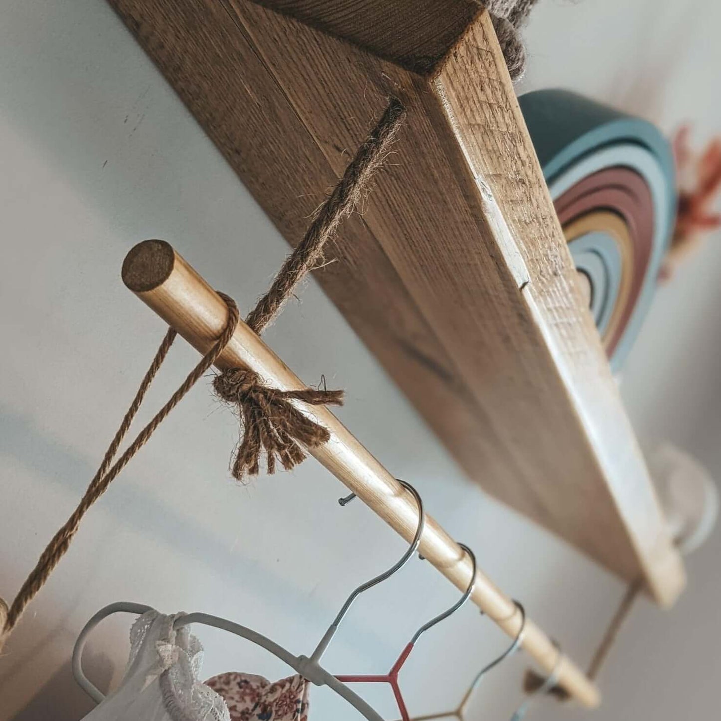 Étagère flottante pour chambre d'enfant avec tringle à vêtements - 50 cm x 18 cm